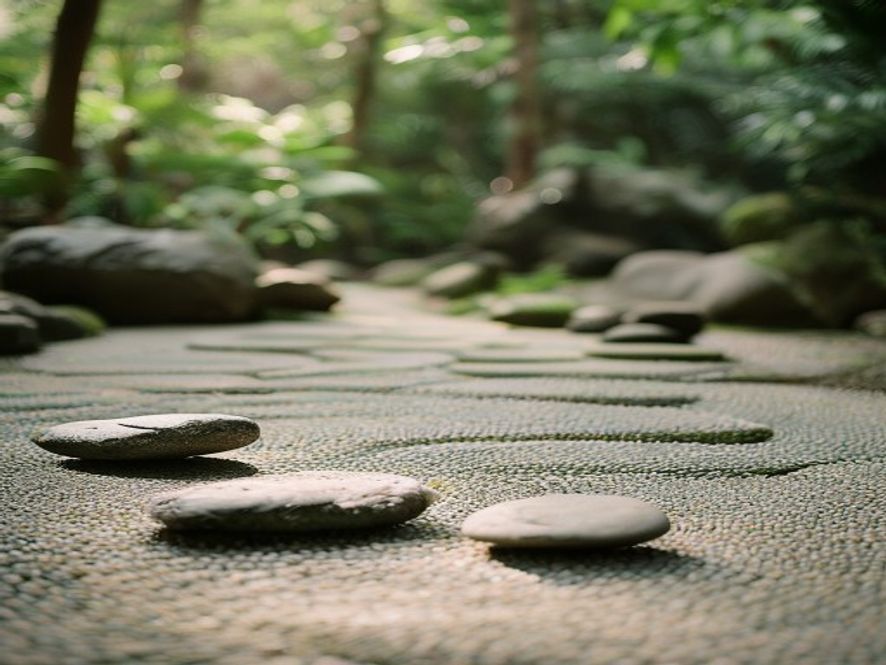 Fokusorienteret meditationsplads med kande og naturligt lys